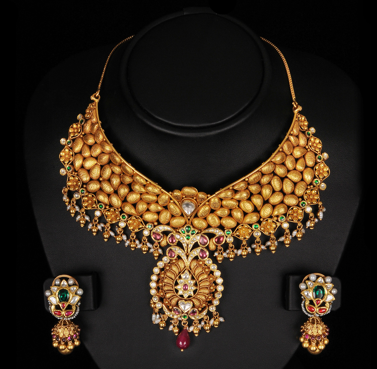 Gold and Diamond Jewelry  Designs: Beautiful antique Bridal Necklace